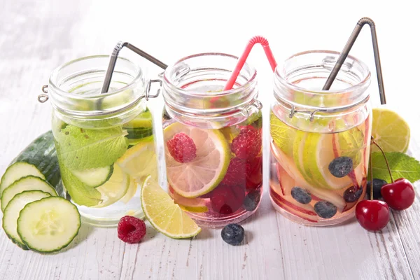 Acqua infusa in vasetti — Foto Stock