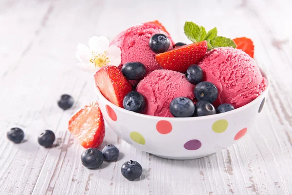 Морозиво з ягодами — стокове фото