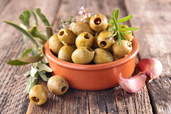 Aceitunas y hojas verdes — Foto de Stock