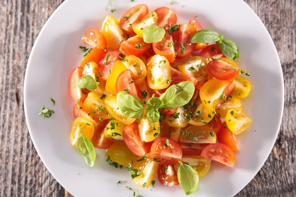 Salada de tomate e manjericão — Fotografia de Stock