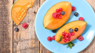 kavun ve çilek meyve