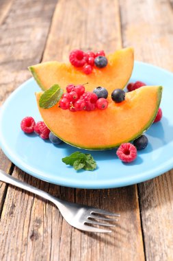 kavun ve çilek meyve