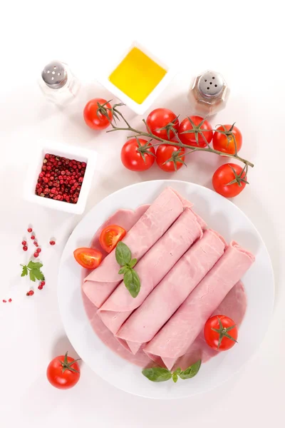 Plasterki wieprzowiny szynką i pomidorami cherry — Zdjęcie stockowe