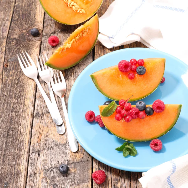 Melone e frutti di bosco — Foto Stock