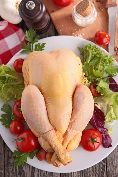 Surowy kurczak z warzywami — Zdjęcie stockowe