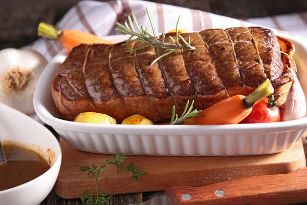 Carne de bovino assada e produtos hortícolas — Fotografia de Stock