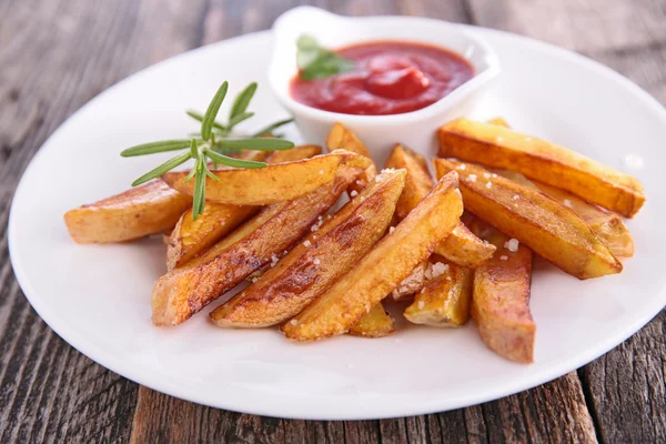 Pommes mit Ketchup — Stockfoto