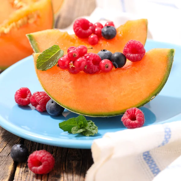 Melon og bærfrukter – stockfoto