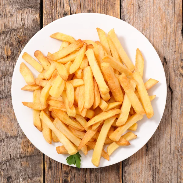 Pommes frites på tallriken — Stockfoto