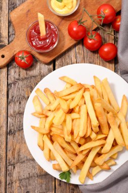 patates kızartması sosu ile plaka üzerinde