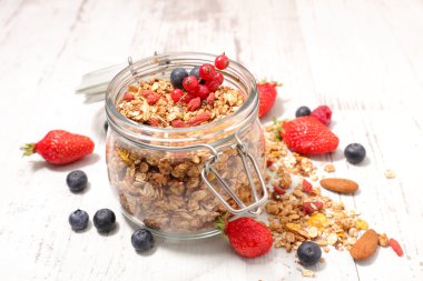 fındık ve çilek ile ev yapımı müsli