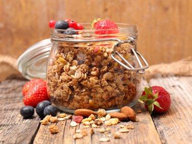 fındık ve çilek ile ev yapımı granola