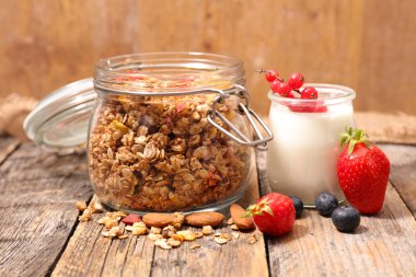 yoğurt ve çilek ile ev yapımı granola