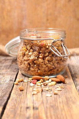Ev yapımı fındıklı granola.