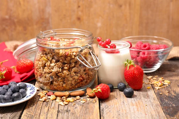 Granola fait maison avec yaourt et baies — Photo