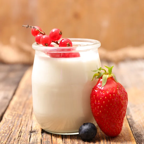 Yogurt and fresh berries — Stock Photo, Image