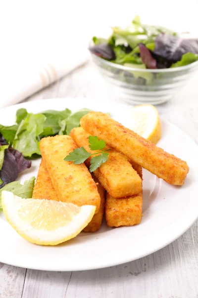 Fischstäbchen mit Zitrone — Stockfoto