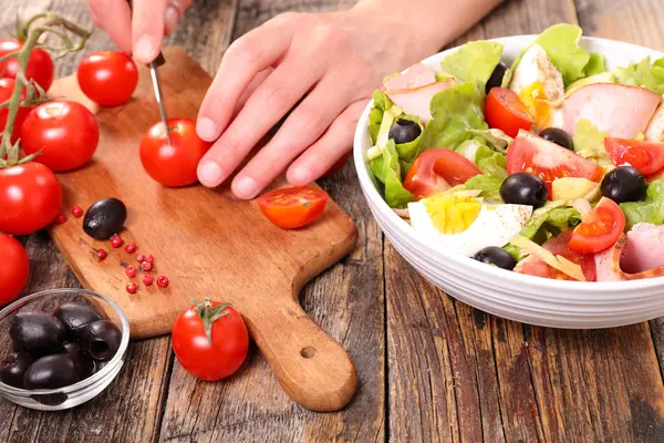 Persona che prepara insalata di verdure — Foto Stock