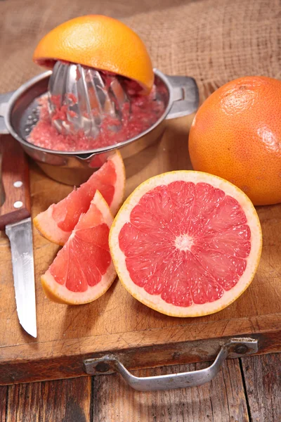 新鲜的葡萄柚汁 — 图库照片