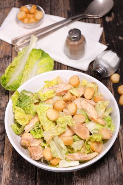 Klasik sezar salatası.
