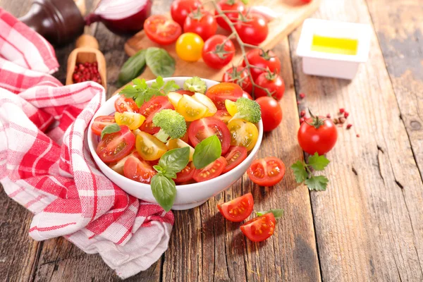 Салат из томатов с базиликом — стоковое фото