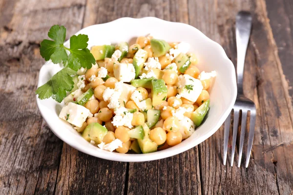 Avokado ve beyaz peynir salatası — Stok fotoğraf