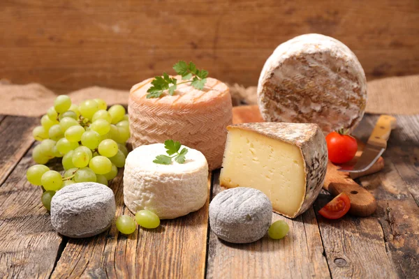 Käse und Trauben sortiert — Stockfoto