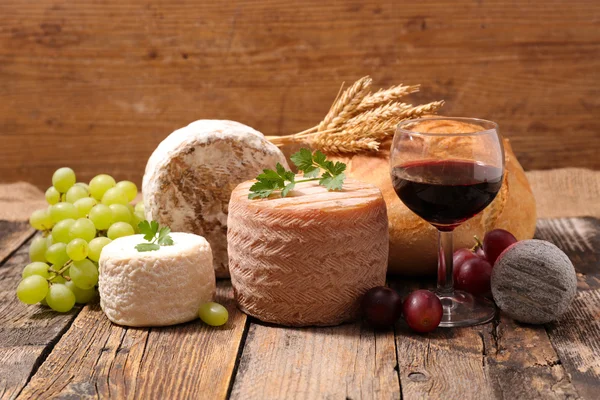 모듬된 치즈, 와인, 포도 — 스톡 사진