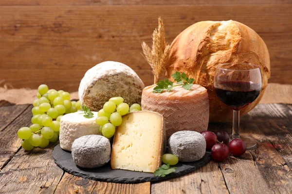 Різноманітний сир, вино і виноград — стокове фото