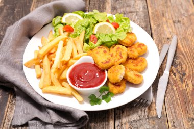 Nuggets, kızarmış patates ve sebze