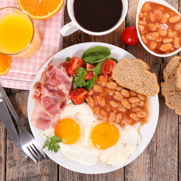 Breakfast with eggs, beans and bacon — Stock Photo, Image