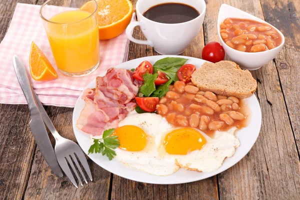 Café da manhã com ovos, feijão e bacon — Fotografia de Stock