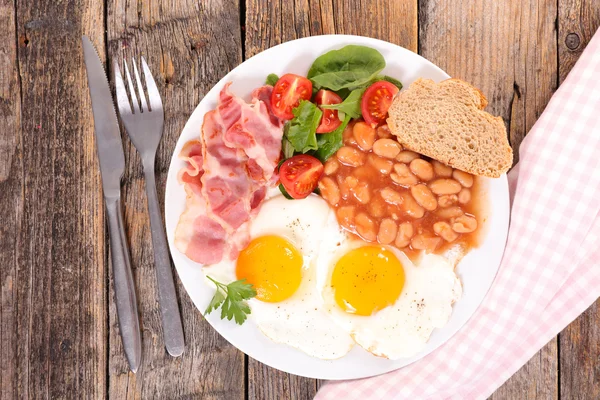 Śniadanie z jajka, fasola i boczkiem — Zdjęcie stockowe