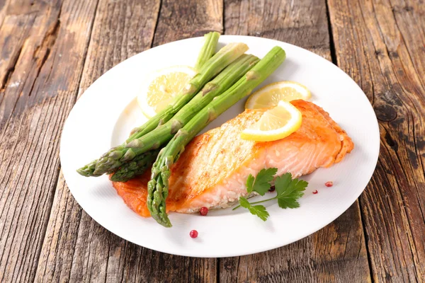 Filete de salmón al horno y espárragos — Foto de Stock