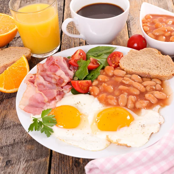 Fried eggs and bacon — Stock Photo, Image