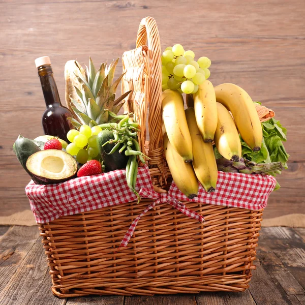 Wicker basket with food — Stock Photo, Image