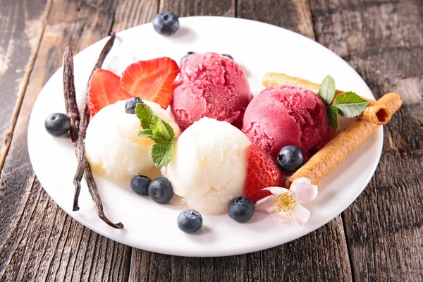 Helado y frutas de bayas — Foto de Stock