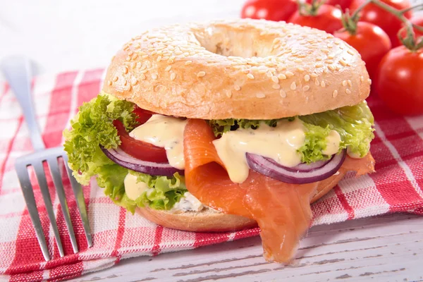 simit somon füme ve sebze ile