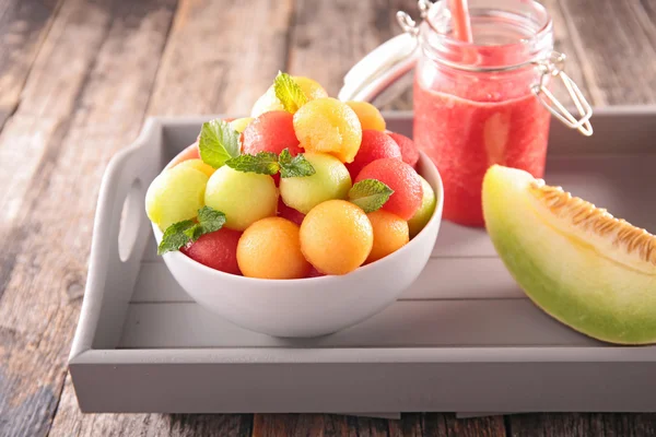 Ovocný salát, koktejl a meloun — Stock fotografie