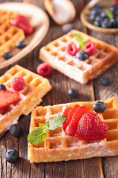 Waffles com frutos de baga — Fotografia de Stock