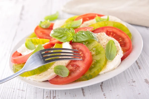 Tomatoes salad with mozzarella and basil — Stock Photo, Image