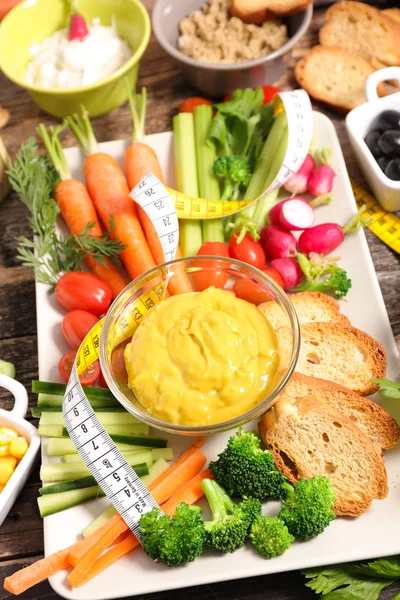 Variedad de verduras y dip — Foto de Stock