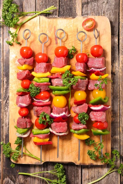 Barbecue, raw beef skewers — Stock Photo, Image