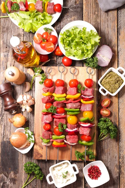 Churrasco, espetos de carne crua — Fotografia de Stock