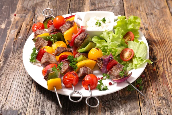 Brochettes de bœuf grillées et salade — Photo