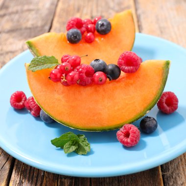 kavun dilimleri çilek ile  