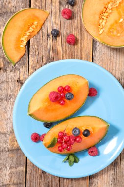 kavun dilimleri çilek ile  