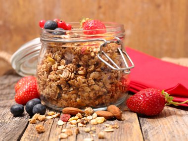 granola, fındık ve çilek ile müsli
