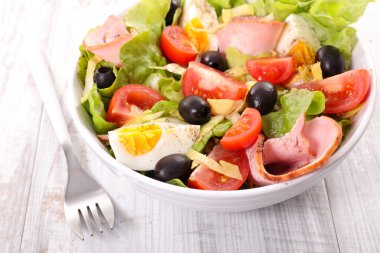 yumurta ve jambon sebze salatası