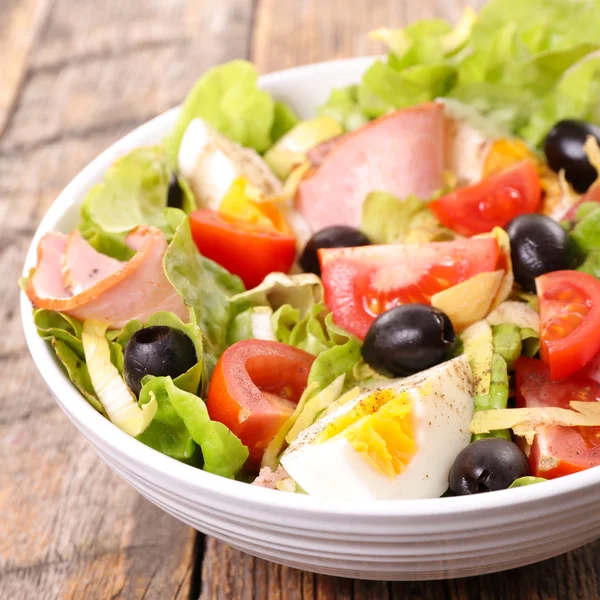 Salade de légumes aux œufs et jambon — Photo